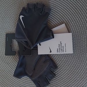 Nike Essential Lightweight Fingerless Gloves